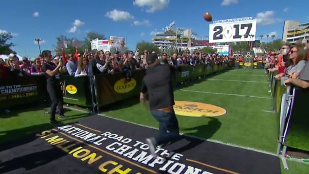 college-football-playoff-fan-million-dollar-throw-fail-video.png
